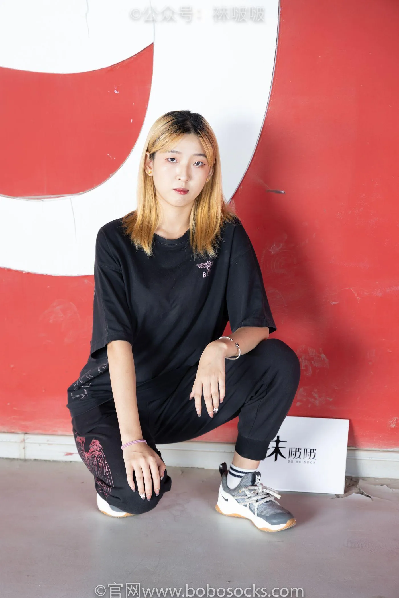 [BoBoSocks袜啵啵]NO.018 木木-运动鞋、白棉袜、裸足 [136P]插图
